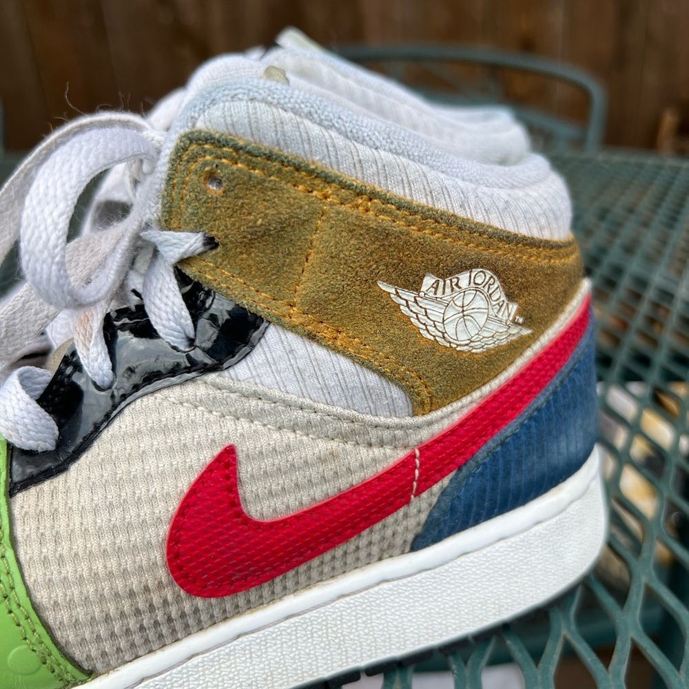 Nike Boys Kids Sneakers in Red, Green, and Gold 5Y - Picture 13 of 14